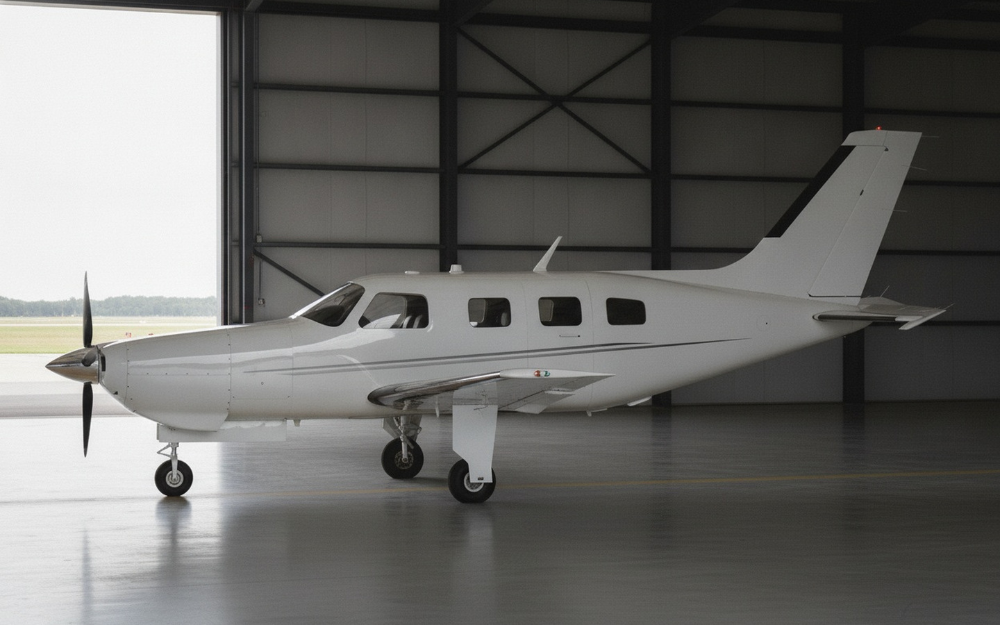 Piper M350 em vista externa no pátio.