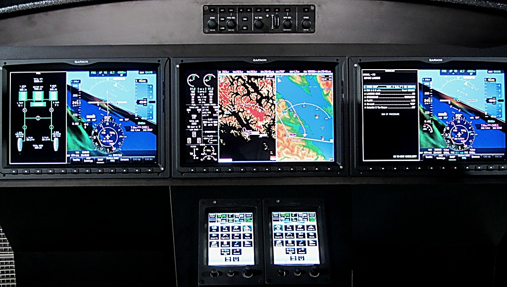 Flight deck Garmin de três telas instalado no painel de uma aeronave.